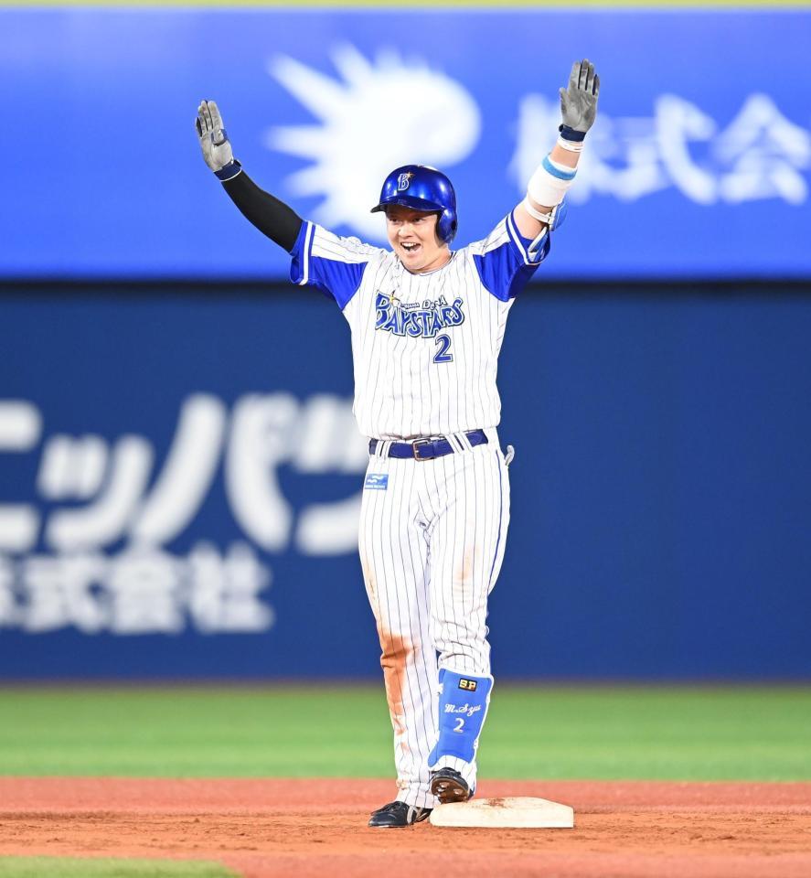 ８回、逆転２点適時二塁打を放ち、塁上で万歳するＤｅＮＡ・牧＝横浜スタジアム（撮影・高石航平）