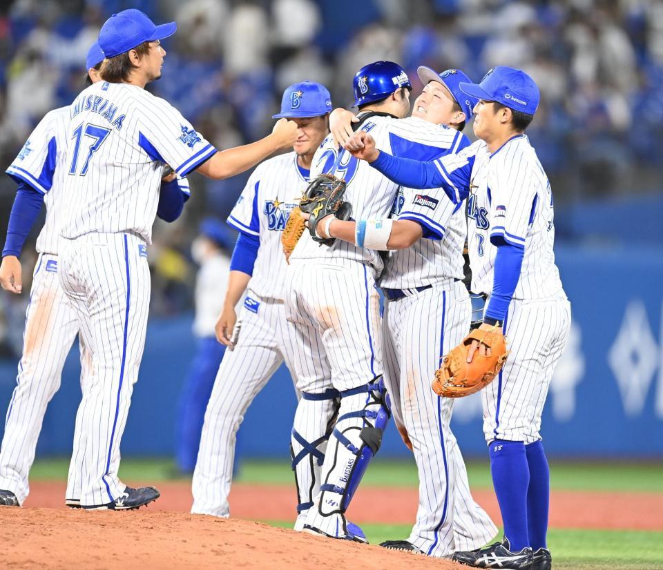 試合に勝利し、伊藤光に抱きしめられるＤｅＮＡ・牧（右から二人目）＝横浜スタジアム（撮影・高石航平）