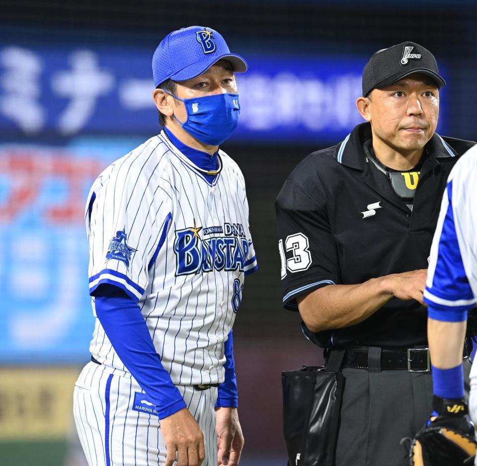 ５回、選手交代を告げるＤｅＮＡ・三浦監督（左）＝横浜スタジアム（撮影・高石航平）