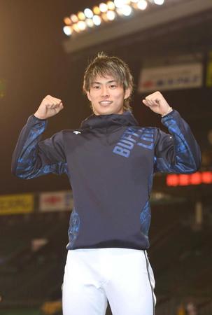 　お立ち台でガッツポーズする山岡