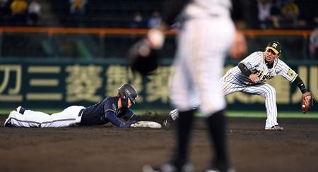 ７回、吉田正はモヤの左飛で帰塁できず（撮影・山口登）