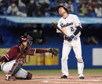 ７回、満塁の好機に三振に倒れた中村（右）＝撮影・棚橋慶太