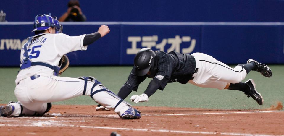 ９回２死二、三塁、角中の中前打で三走に続き中村奨が生還。捕手は木下拓