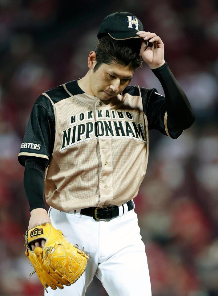 ６回に先制を許し、ベンチに戻る日本ハム・加藤＝マツダ