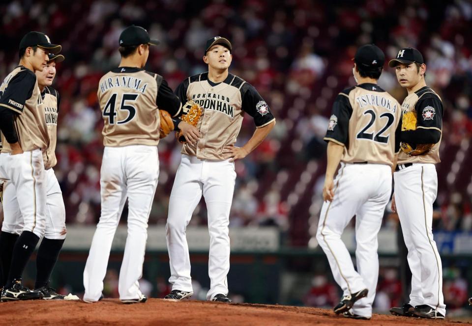 ６回、マウンドの加藤（右端）のもとに集まる日本ハムナイン＝マツダ