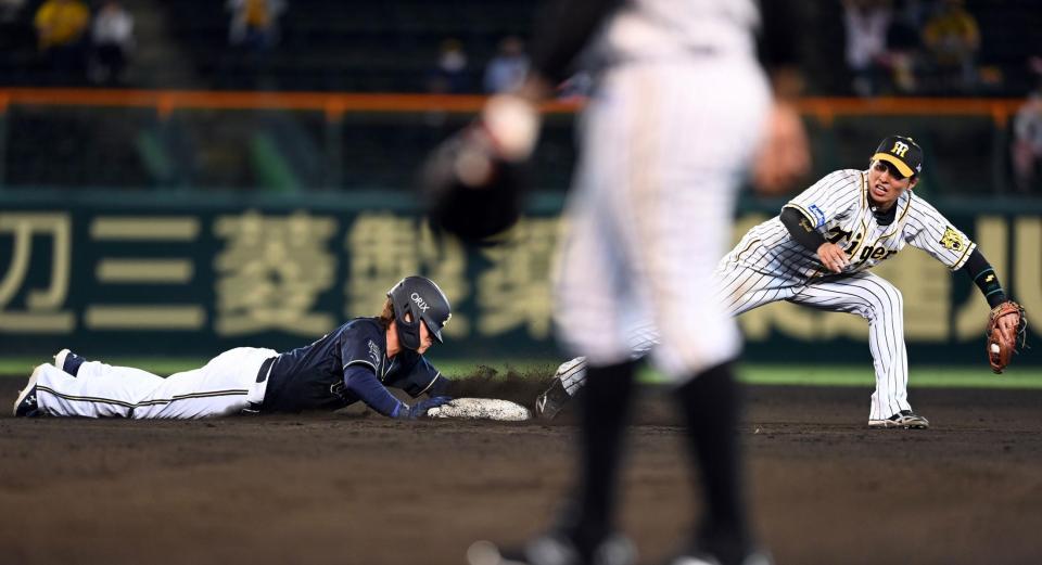 ７回、吉田正はモヤの左飛で帰塁できず（撮影・山口登）