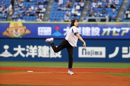 始球式を行った女優の鳴海唯＝横浜スタジアム（球団提供）