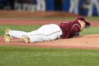 　６回、村上の打球が直撃し、グラウンドに倒れ込む則本昂　