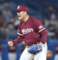 　６回、オスナから空振り三振を奪い、雄たけびを上げる（撮影・棚橋慶太）