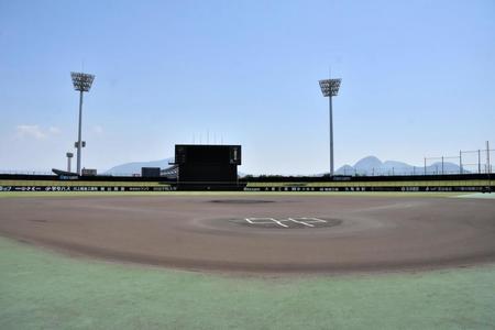 夏の開会式が行われるレクザムボールパーク丸亀