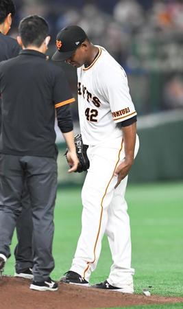 　６回、左太もも裏に異常を訴え降板するメルセデス（撮影・佐藤厚）