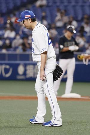 　１回、オリックス・杉本（奥）に先制の２点打を許した中日・大野雄＝バンテリンドーム