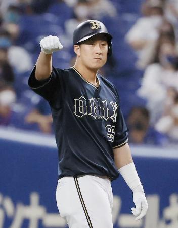 　１回、先制の２点打を放ち、ベンチに向かってガッツポーズするオリックス・杉本＝バンテリンドーム