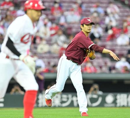 　３回、菊池涼（左）を投ゴロに打ち取る涌井（撮影・立川洋一郎）