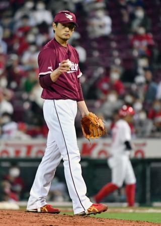 　５回、広島無死一、二塁で菊池涼（右奥）を投ゴロ併殺に打ち取った楽天・涌井＝マツダ