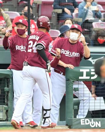 　１回、３ランを放った黒川（２４）を出迎える石井監督兼ＧＭ（右）＝撮影・立川洋一郎