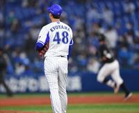 　３回、レアード（右後方）に勝ち越しの右越え２ランを打たれた京山（撮影・開出牧）