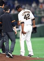 　６回、左太もも裏に異常を訴え降板するメルセデス（撮影・佐藤厚）