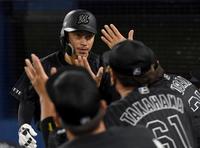 　６回、角中の中前適時打で三塁から生還しナインとタッチを交わす鳥谷（撮影・開出牧）