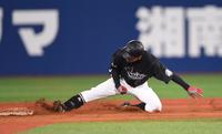 　６回、左越え適時二塁打を放ち二塁に滑り込む鳥谷（撮影・開出牧）