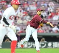 　３回、菊池涼（左）を投ゴロに打ち取る涌井（撮影・立川洋一郎）