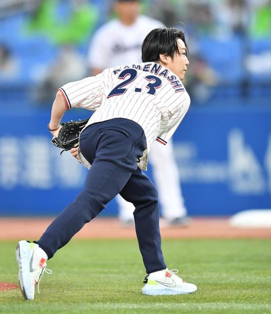 亀梨和也さんサイン入り野球ボール 2023年 亀梨和也が始球式で力強い投球 マウンドの手前に立つ配慮も/野球