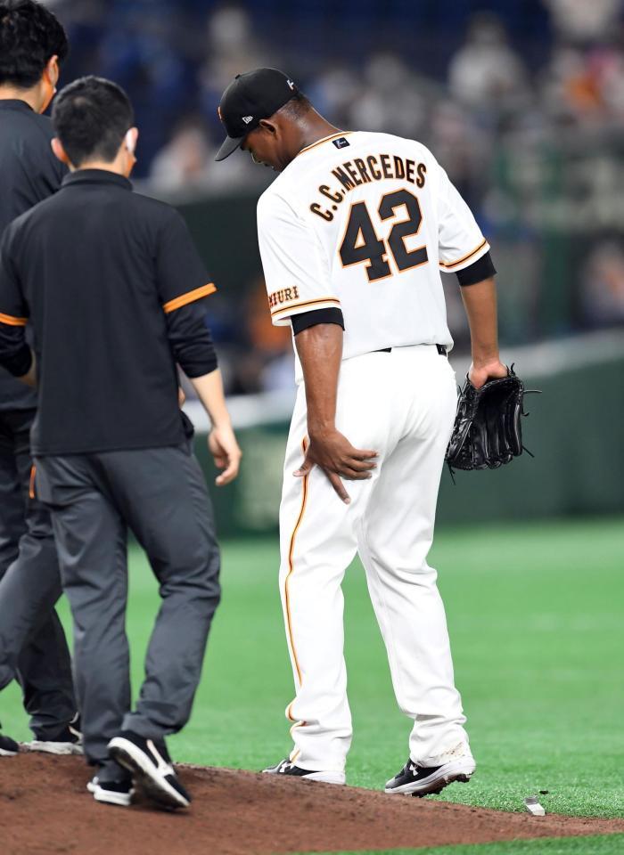 　６回、左太もも裏に異常を訴え降板するメルセデス（撮影・佐藤厚）