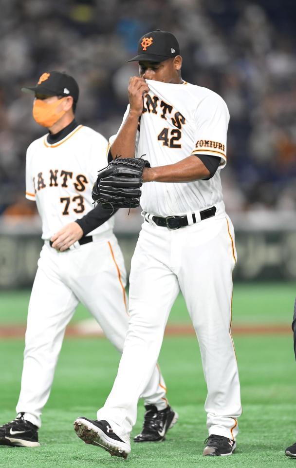 　６回、打者・西川の時、左太もも裏に異常を訴え降板するメルセデス（撮影・佐藤厚）