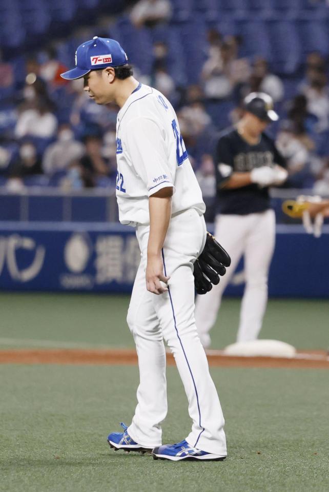 　１回、オリックス・杉本（奥）に先制の２点打を許した中日・大野雄＝バンテリンドーム