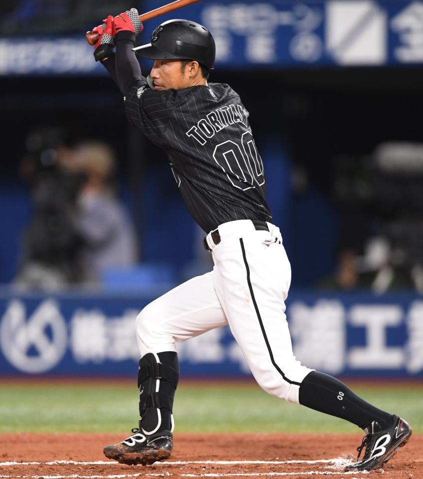 　６回、左越え適時二塁打を放つ鳥谷（撮影・開出牧）