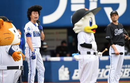 ロッテＯＢの小林宏之氏（右端）とのＯＢ対決を終え感想を語る横浜ＯＢの森本稀哲氏＝横浜スタジアム（撮影・開出牧）