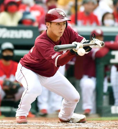 ８回楽天１死二、三塁、村林が投前に２者連続のスクイズを決める＝マツダ