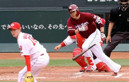 ３回楽天無死、田中将が二塁内野安打を放つ。投手森下＝マツダ