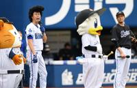 ロッテＯＢの小林宏之氏（右端）とのＯＢ対決を終え感想を語る横浜ＯＢの森本稀哲氏＝横浜スタジアム（撮影・開出牧）