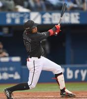 　９回、右越え２ランを放つ加藤（撮影・開出牧）