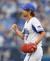 　９回、代打・岡を中飛に打ち取りガッツポーズを決める三嶋（撮影・開出牧）