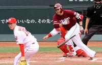 ３回楽天無死、田中将が二塁内野安打を放つ。投手森下＝マツダ