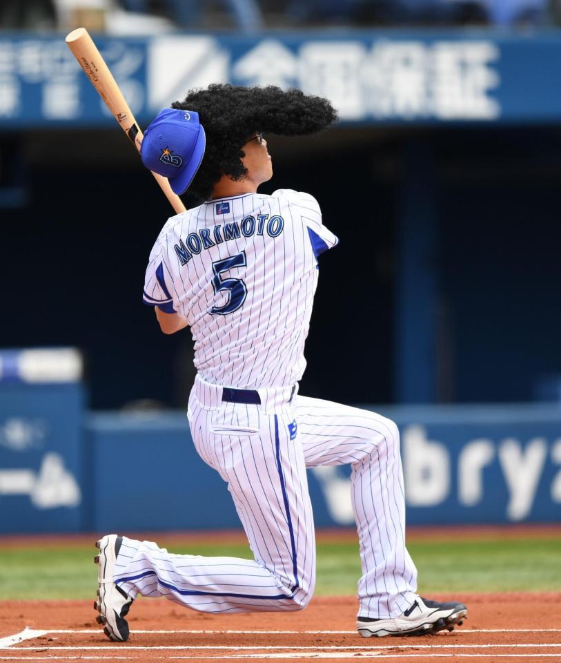 　リーゼントのカツラをかぶってＯＢ対決に登場し豪快な空振りを披露する横浜ＯＢの森本稀哲氏（撮影・開出牧）