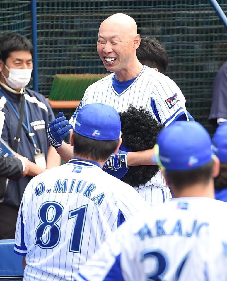 森本稀哲氏 リーゼントのカツラで豪快空振り 小林宏之氏と試合前ｏｂ真剣勝負 野球 デイリースポーツ Online