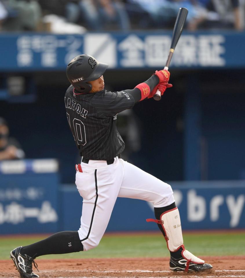 　９回、右越え２ランを放つ加藤（撮影・開出牧）