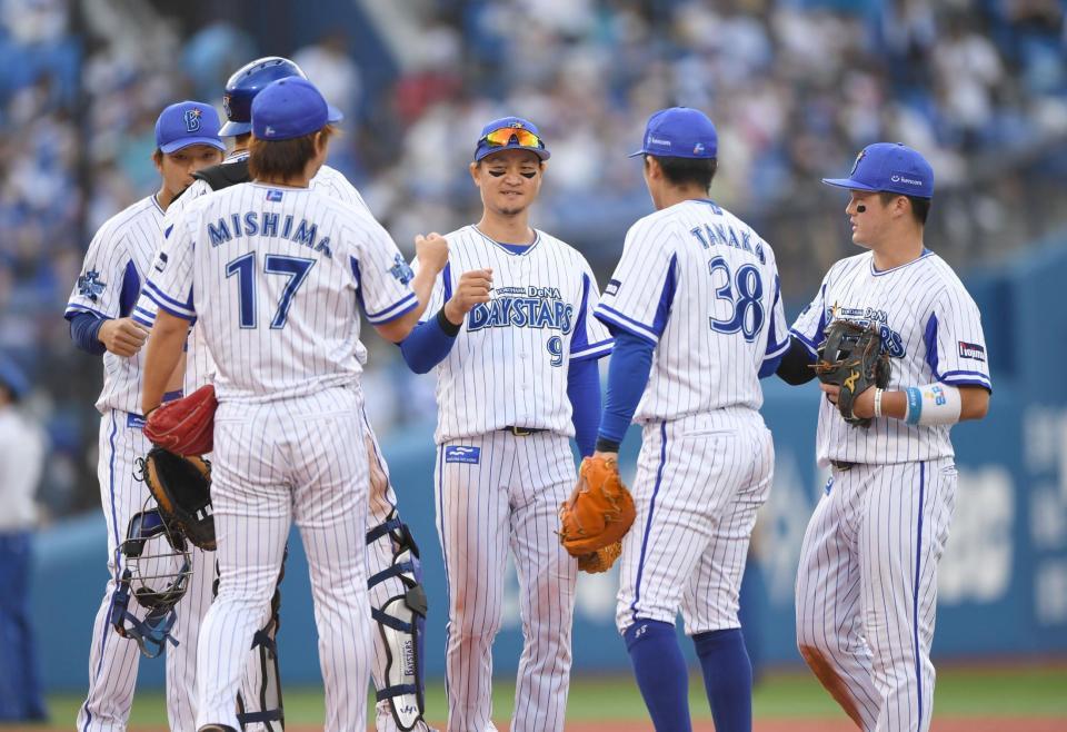 　ロッテの追撃をかわしタッチを交わす大和（中央）らＤｅＮＡナイン（撮影・開出牧）