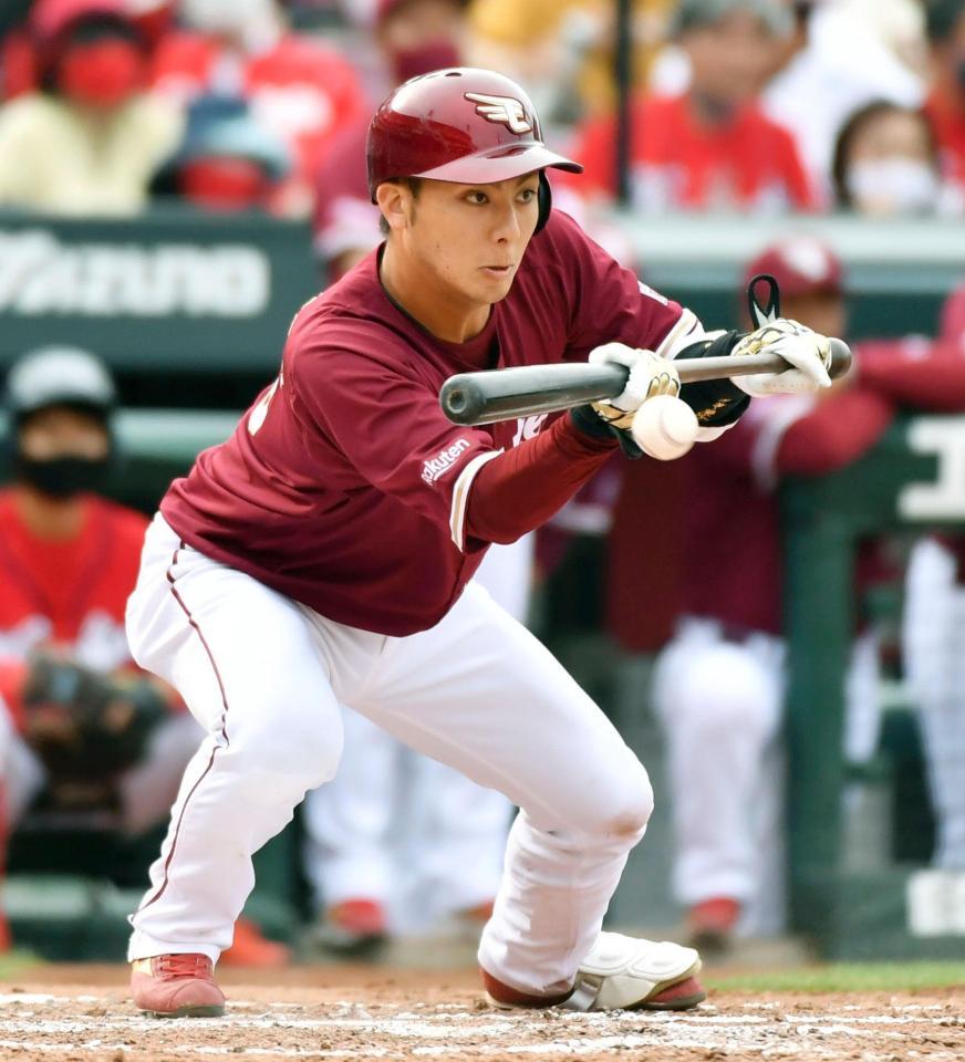 ８回楽天１死二、三塁、村林が投前に２者連続のスクイズを決める＝マツダ