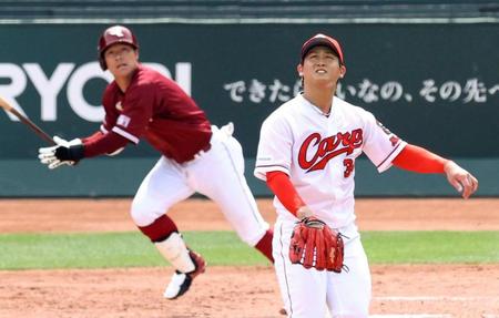 　４回、楽天・茂木（奥）に先制二塁打を許した広島・高橋昂