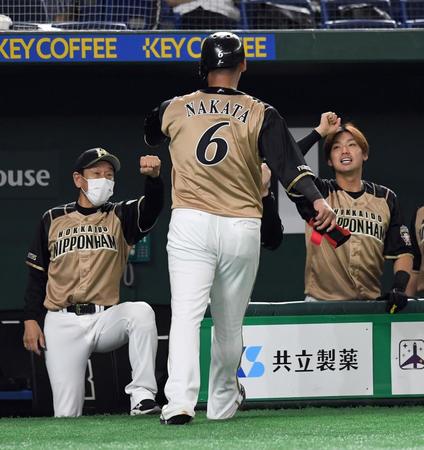　８回、中田は左前適時打を放ち、ベンチへがい旋（撮影・佐藤厚）