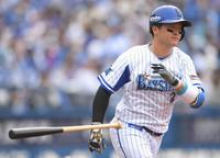 　２回、本塁打を確信し、バットを放り投げる牧（撮影・伊藤笙子）