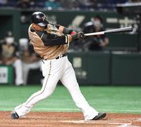 　８回、中田は左前適時打を放つ（撮影・佐藤厚）