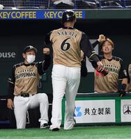 　８回、中田は左前適時打を放ち、ベンチへがい旋（撮影・佐藤厚）