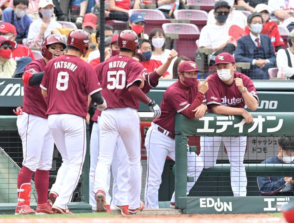 　８回、２者連続となる村林のスクイズで相手の失策も絡んで２点を挙げ、生還した辰己（８）、武藤（５０）を迎える石井監督（右端）