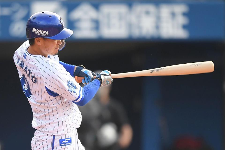 　９回、サヨナラ二塁打を放つ大和（撮影・伊藤笙子）