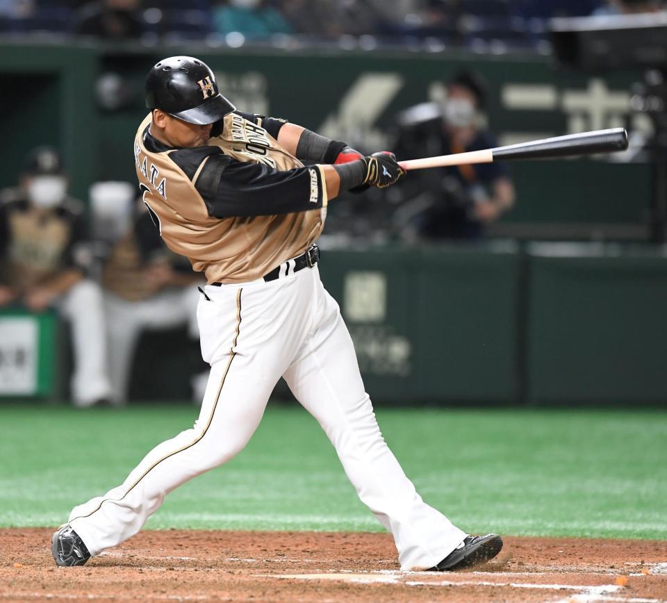 　８回、中田は左前適時打を放つ（撮影・佐藤厚）